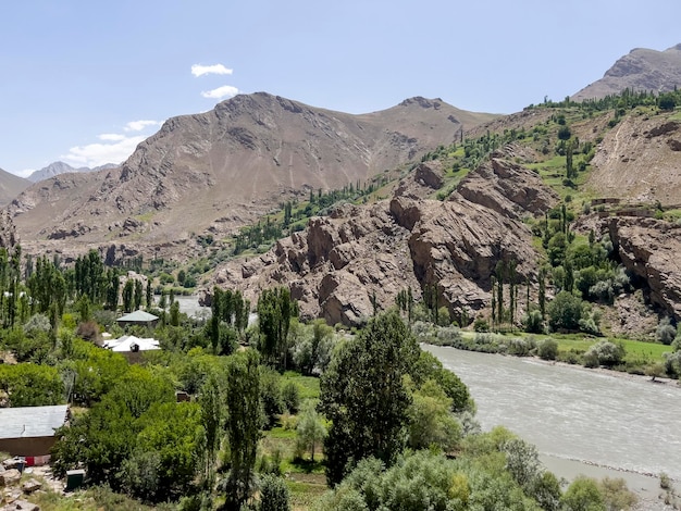 Le village tadjik sur la rivière