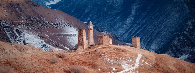 Le village tour de Morchi des XVe - XVIe siècles avec les ruines d'anciennes tours de bataille. Russie, République d'Ingouchie, région de Dzheyrakhsky.