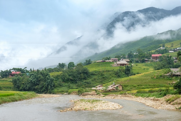 Village de tribu de point de vue sur le riz en terrasse avec la rivière