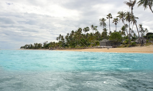 Village tropical de la mer