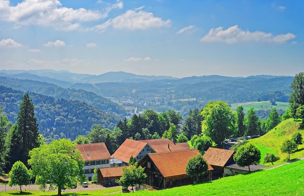 Village de Turbenthal avec Alpes suisses dans le district de Winterthur, canton de Zurich en Suisse.