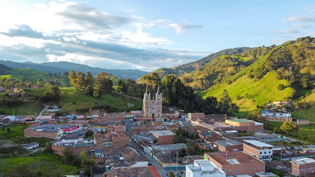 Village typique d'Antioquia avec la grande cathédrale