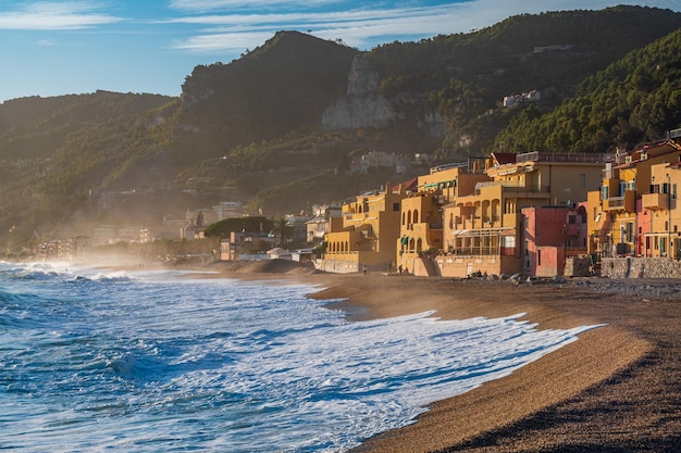 Le village de Varigotti construit directement sur la plage de la Riviera italienne