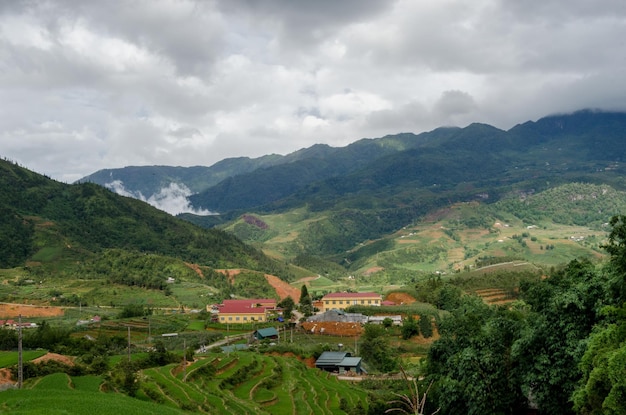 Village vietnamien dans une rizière en terrasse