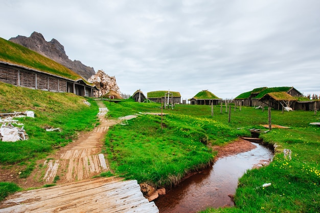 Village viking traditionnel. Maisons en bois près des sapins de montagne