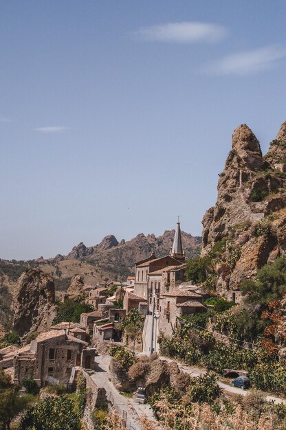 Photo le village d'une ville est situé sur un flanc de montagne