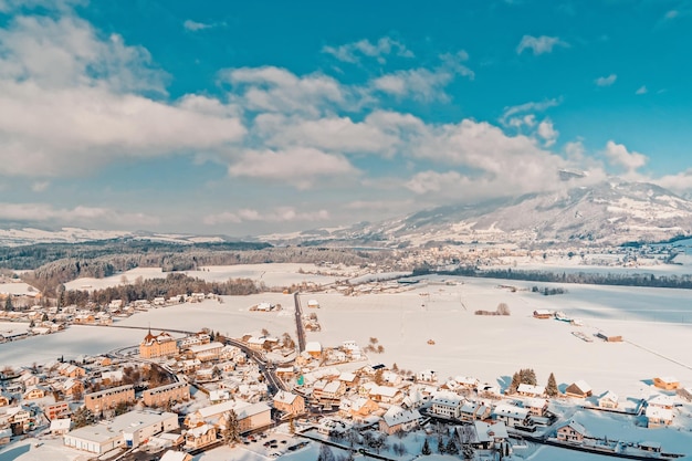 Village de la ville de Gruyères et paysage de montagnes des Alpes en Suisse en hiver