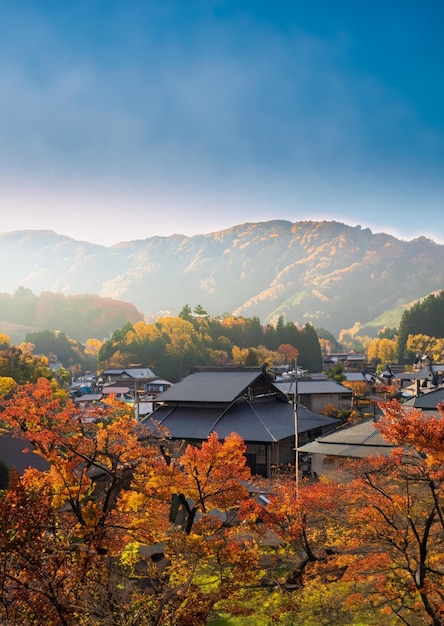 Photo village de vue de saison d'automne du japon