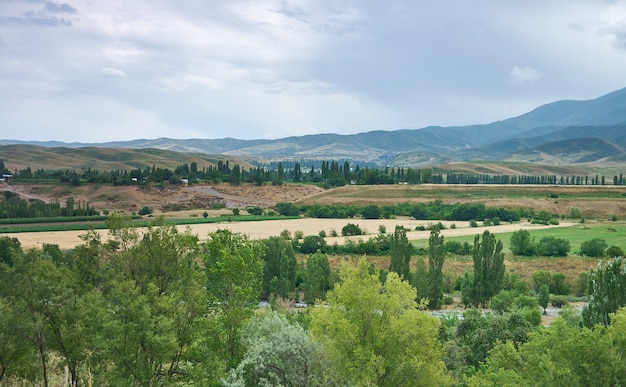 Villages de Kirghizie, vue panoramique impressionnante, Tien Shan, autoroute Bichkek - Osh, Kirghizistan, Asie centrale