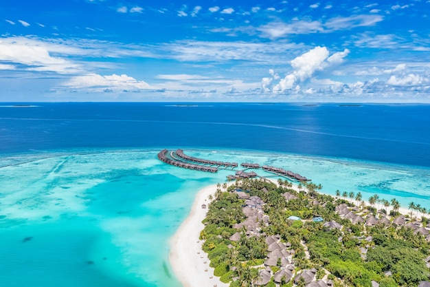 Villas de bungalows aériens, incroyable plage de baie de lagon de mer. Fond d'écran de vacances d'été de destination exotique