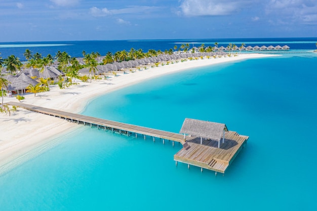 Villas sur l'eau de paysage aérien tropical avec une nature tropicale exotique de plage de mer et de lagon incroyable