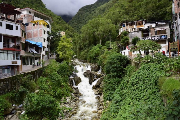 Ville d'Aguas Calientes et sa rivière près de Machu Picchu au sud-est du Pérou