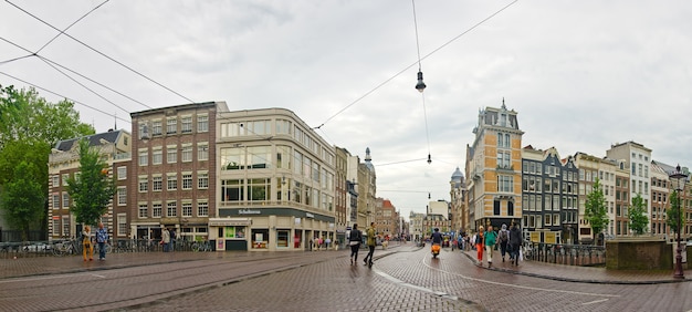 Ville d&#39;Amsterdam: touristes sur le pont de la vieille ville