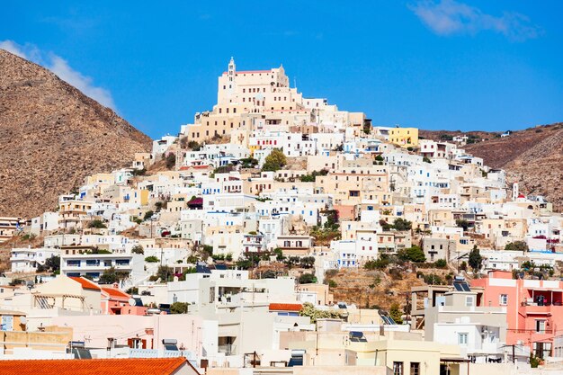 Ville d'Ano Syros sur l'île de Syros. Syros ou Siros est une île grecque des Cyclades, dans la mer Égée.