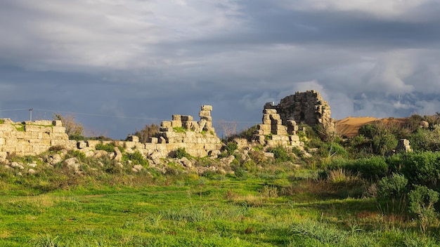 Une ville antique en ruine de colonnesRuine Vue de la ville antique de Side Turquie