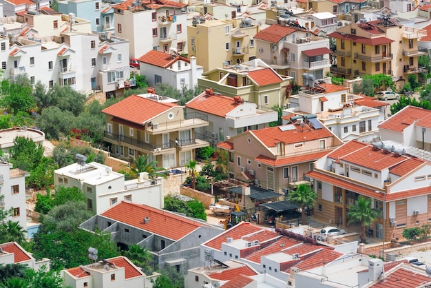 Ville antique avec des toits de tuiles rouges et des façades blanches de maisons vue d'en haut