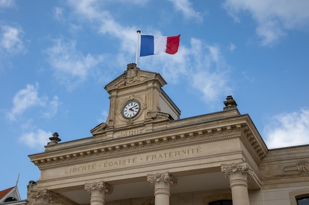 Ville d'Arcachon drapeau français avec mairie liberte egalite fraternite france panneau de texte bâtiment de façade