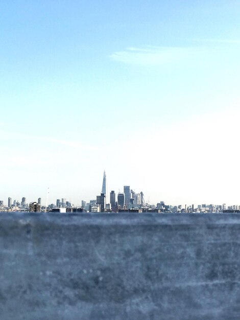 Photo la ville au bord de l'eau contre le ciel bleu