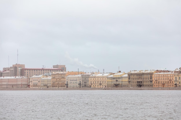 Photo une ville au bord de l'eau avec un grand bâtiment en arrière-plan
