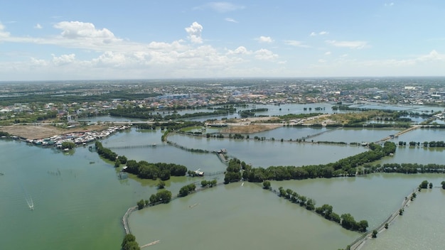 Ville au milieu de l’eau dans les mangroves