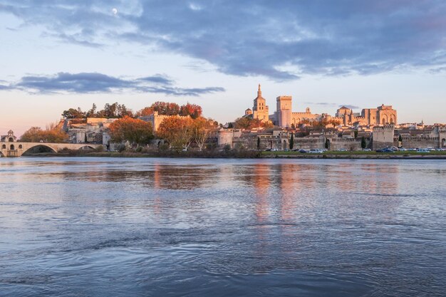 Photo la ville d'avignon et son célèbre pont sur le rhône photographie prise en france en automne