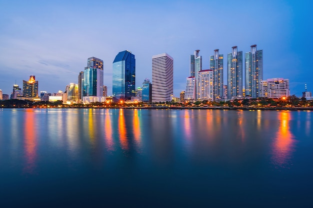 Ville de Bangkok au centre-ville au crépuscule avec le reflet de l&#39;horizon