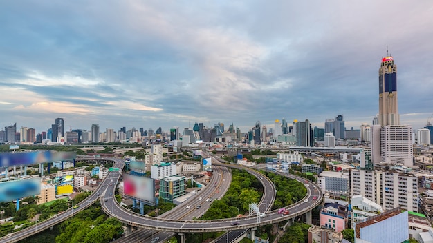 Ville de Bangkok avec la voie express de courbe et le gratte-ciel de skyline, paysage urbain de Bangkok, Thaïlande.