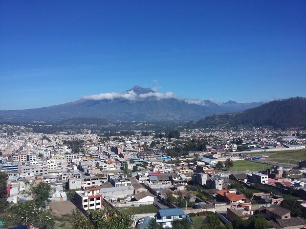 La ville de Banos au pied de la montagne dans les nuages Vue depuis la hauteur de Banos