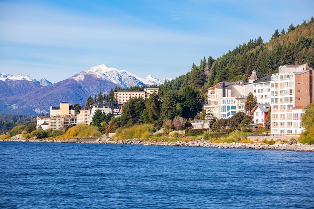 La ville de Bariloche et le lac Nahuel Huapi dans la région de la Patagonie en Argentine