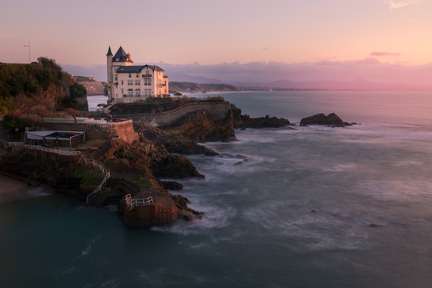 Ville de Biarritz avec sa magnifique côte et son ancien port de mer, au Pays Basque Nord.