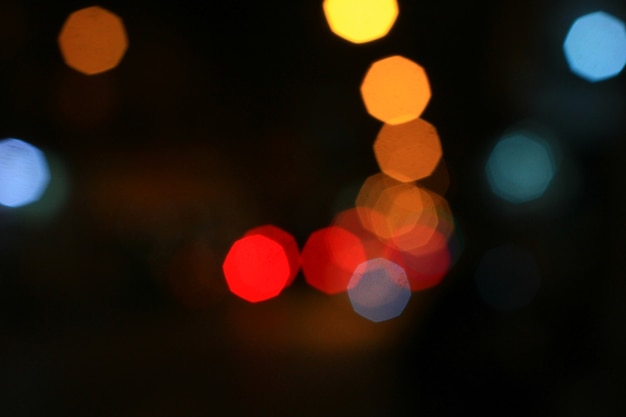 Ville bokeh de lumière de nuit dans le fond de la nuit