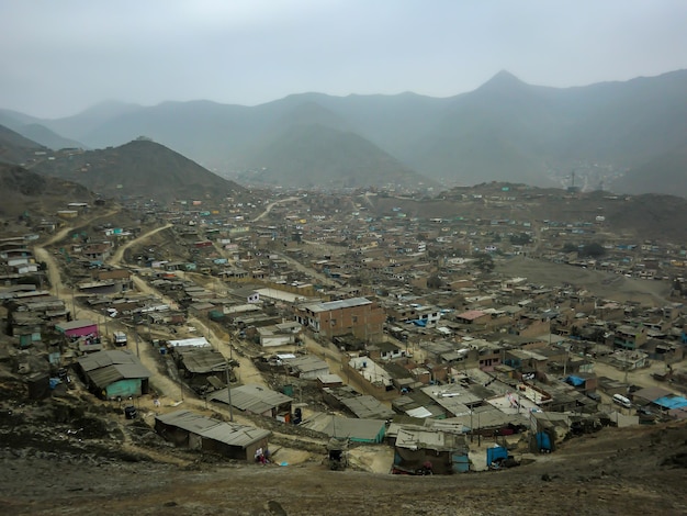 La ville de Collique au nord de Lima la capitale du Pérou du haut d'une montagne