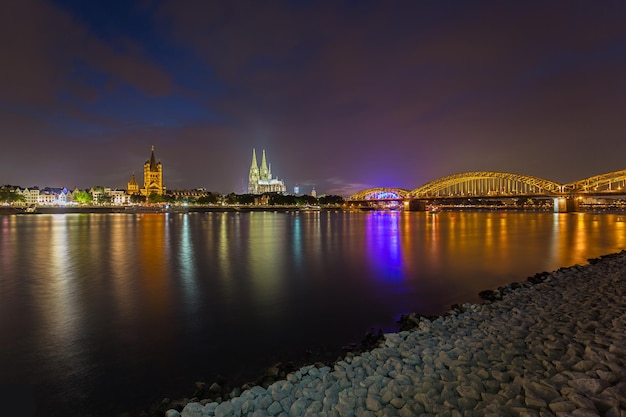 Ville de Cologne la nuit Allemagne