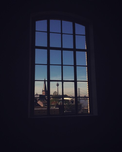Photo la ville contre le ciel vue par la fenêtre