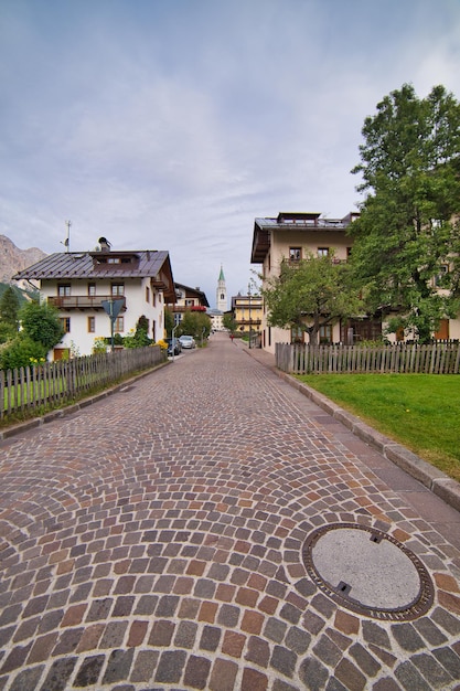 Ville de Cortina humide dans les alpes italiennes des dolomites