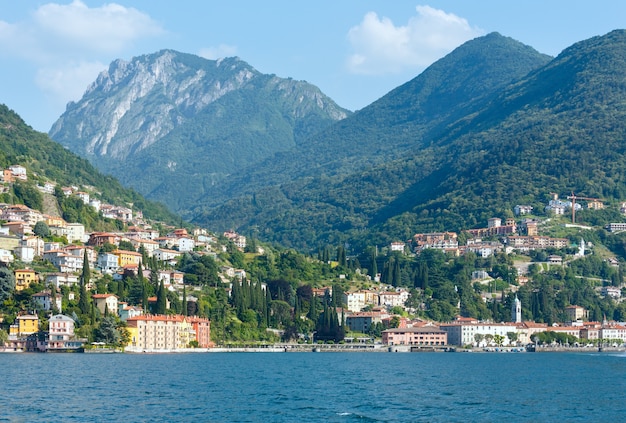 Ville sur la côte du lac de Côme (Italie)