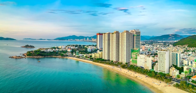 La ville côtière de Nha Trang vue d'en haut le matin, magnifique littoral.