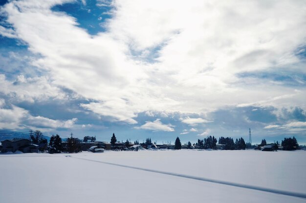 Une ville couverte de neige contre le ciel