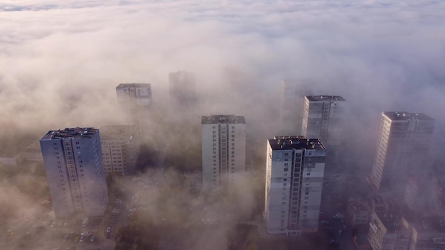 Ville dans le brouillard le matin vue aérienne Varna Bulgarie