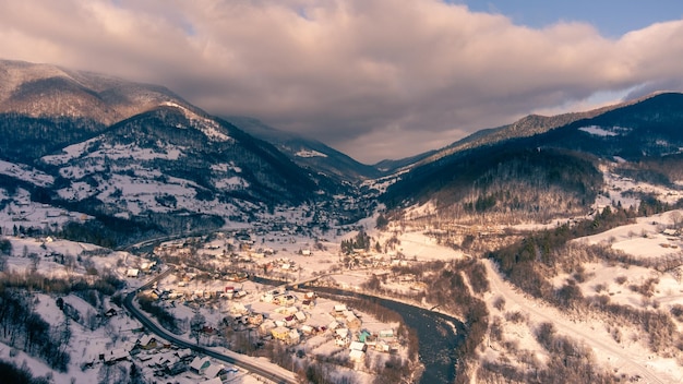 Ville dans les montagnes d'hiver