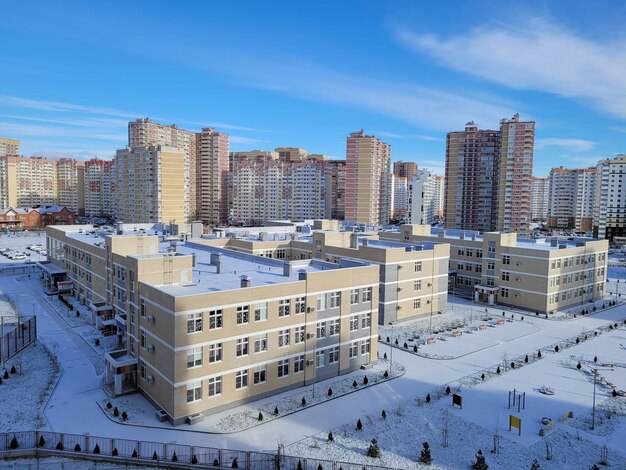 Photo une ville dans la neige le matin