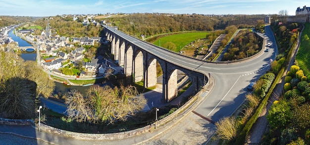 Ville de Dinan, Bretagne, France. Le port au bord de la Rance.