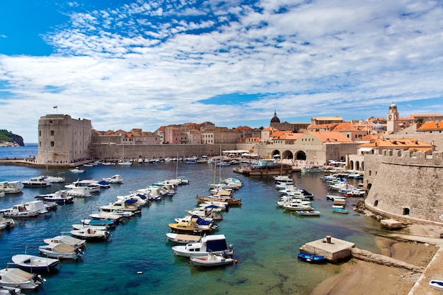 Ville du port de Dubrovnik en Croatie