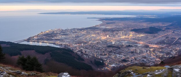 Photo une ville du sommet d'une montagne