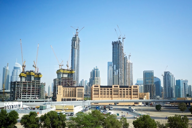 Ville de Dubaï avec des grues de construction