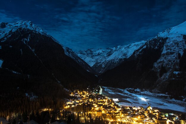 Photo la ville éclairée contre le ciel la nuit en hiver