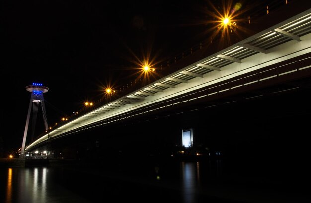 Photo la ville éclairée contre le ciel de nuit