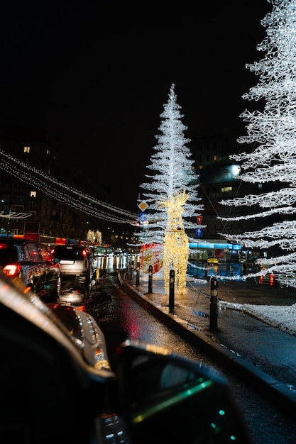 La ville éclairée contre le ciel de nuit