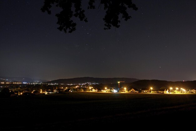 Photo la ville éclairée la nuit