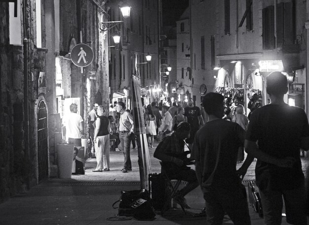 Photo une ville éclairée la nuit